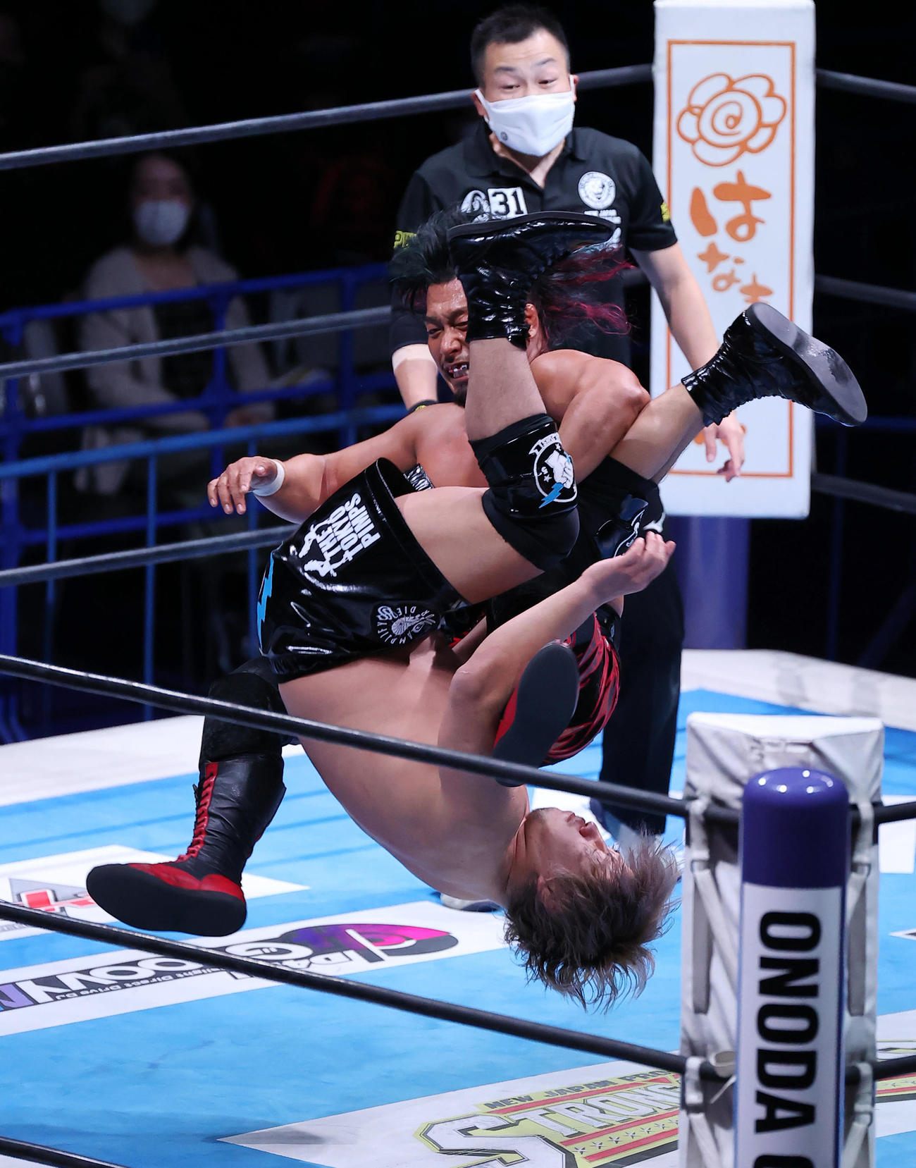 鷹木信悟対高橋裕二郎　高橋（下）にラスト・オブ・ザ・ドラゴンを見舞う鷹木（撮影・垰建太）