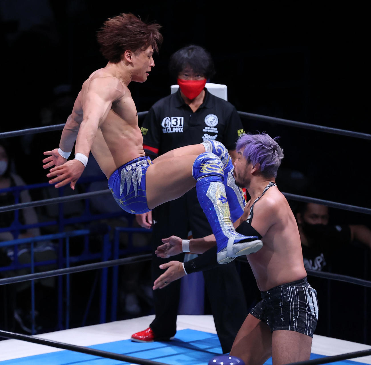 KENTA（右）は飯伏の攻撃を受ける（撮影・垰建太）