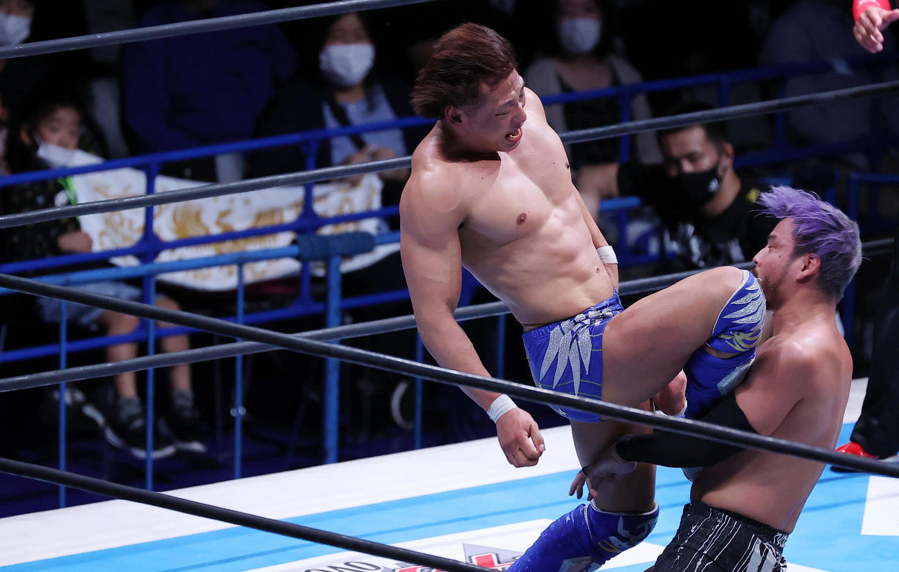 飯伏にカミゴェを見舞われるKENTA（右）（撮影・垰建太）