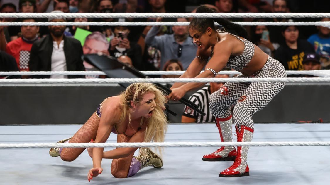 ブレア（右）のいす攻撃を受けるフレアー（Ｃ）2021 WWE, Inc. All Rights Reserved.