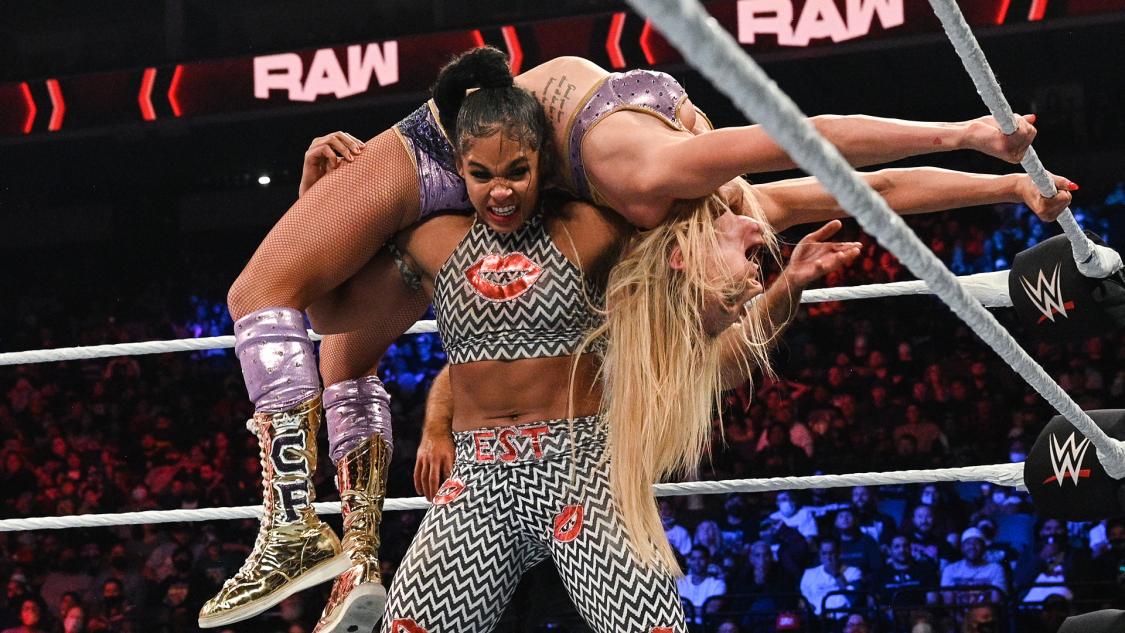 ブレア（下）に担ぎ上げられ、ロープ回避するフレアー（Ｃ）2021 WWE, Inc. All Rights Reserved.