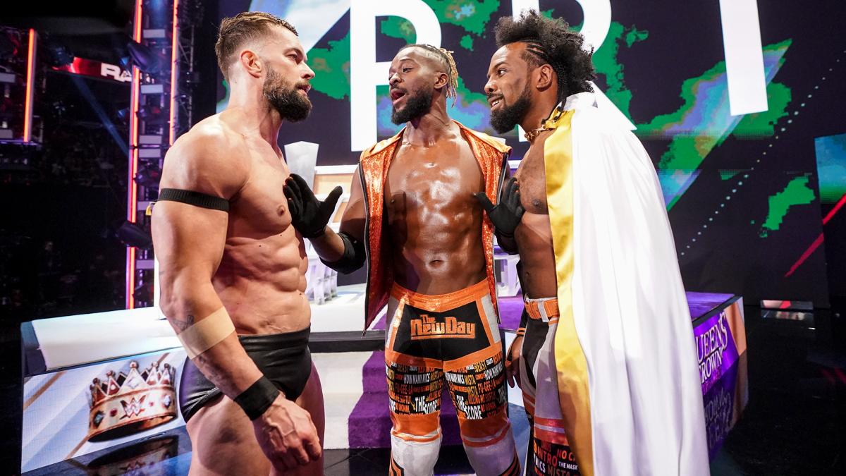 ベイラー（左端）とにらみ合うウッズ（右端）。中央はキングストン（Ｃ）2021 WWE, Inc. All Rights Reserved.