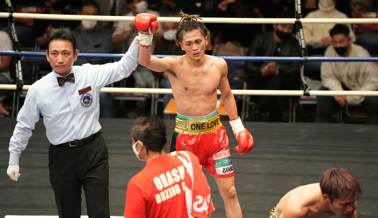 堀井（右下）に勝利した豊嶋（撮影・鈴木みどり）
