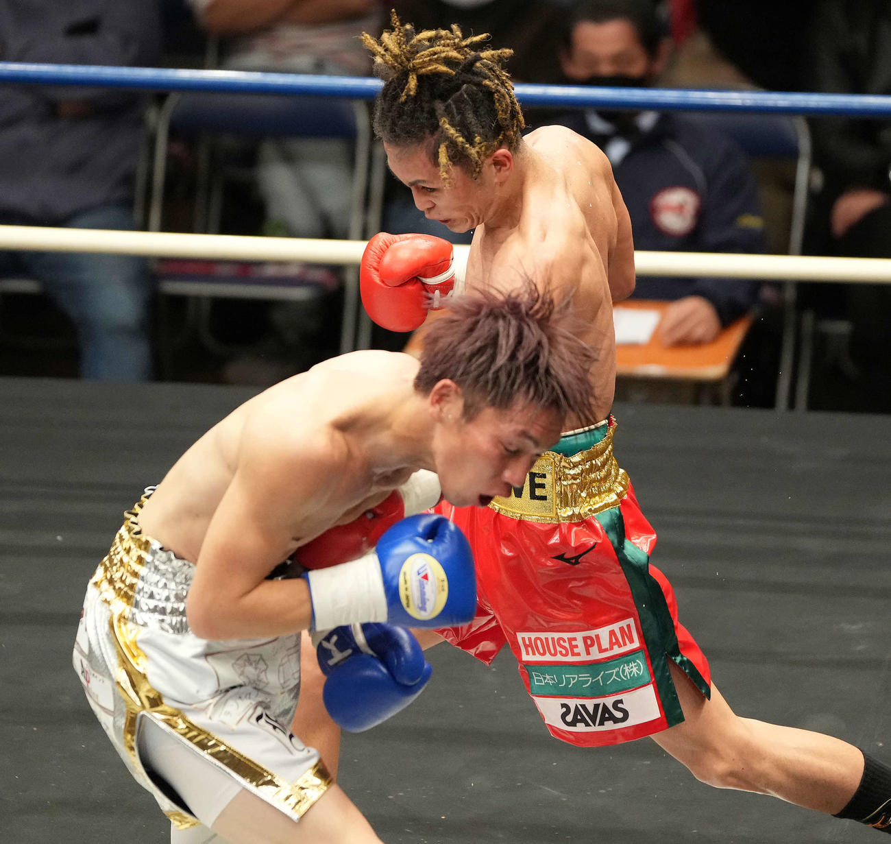 6回、堀井（下）にボディを放つ豊嶋（撮影・鈴木みどり）