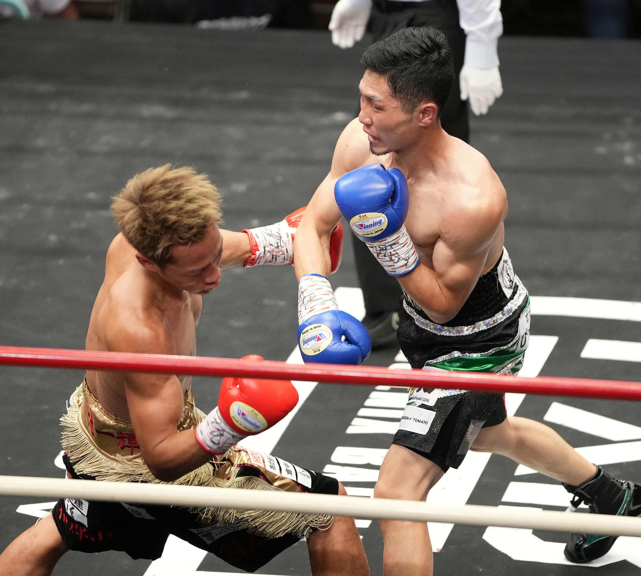 3回、中嶋（左）からダウンを奪いTKO勝ちする栗原（撮影・鈴木みどり）