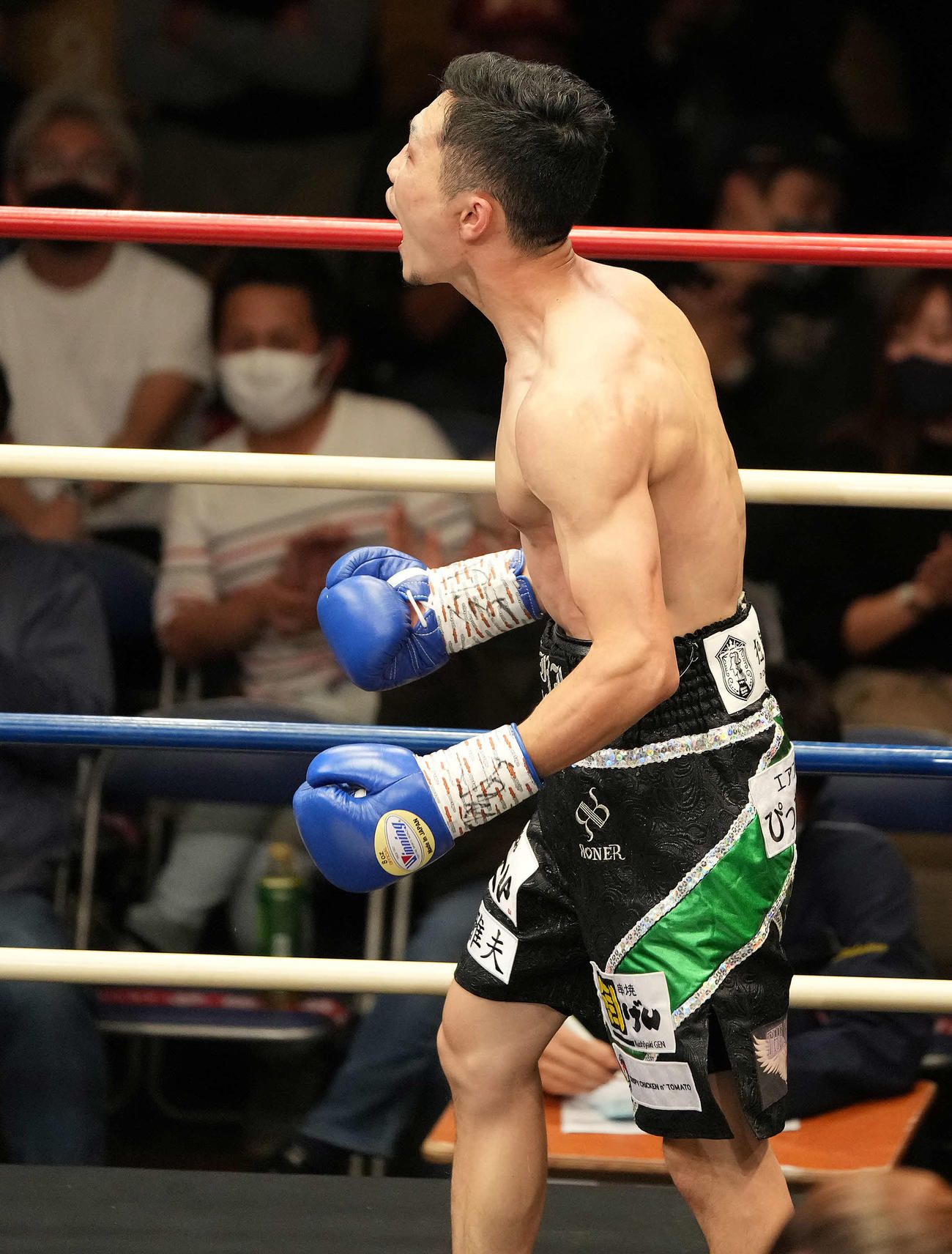 中嶋に3回TKO勝ちし、雄たけびを上げる栗原（撮影・鈴木みどり）