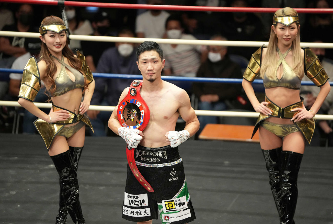 中嶋に3回TKO勝ちし、ポーズを取る栗原（中央）（撮影・鈴木みどり）