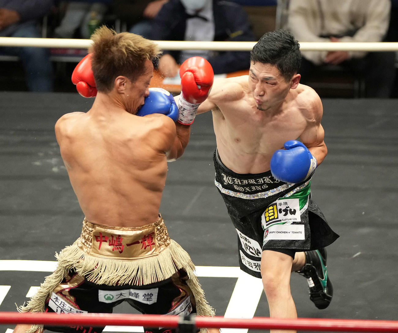 3回、中嶋（左）を攻める栗原（撮影・鈴木みどり）