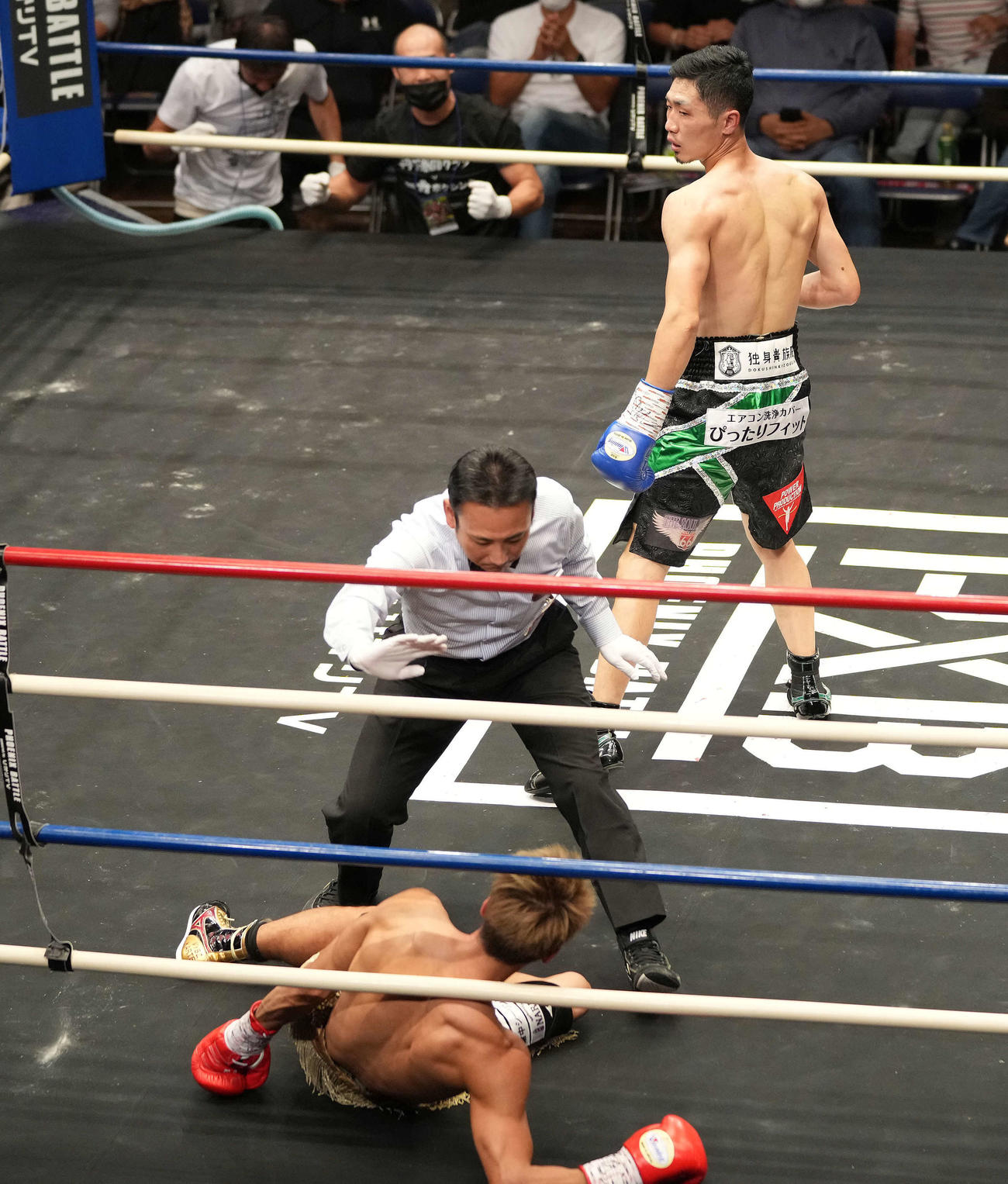 3回、中嶋（下）からダウンを奪いTKO勝ちする栗原（撮影・鈴木みどり）