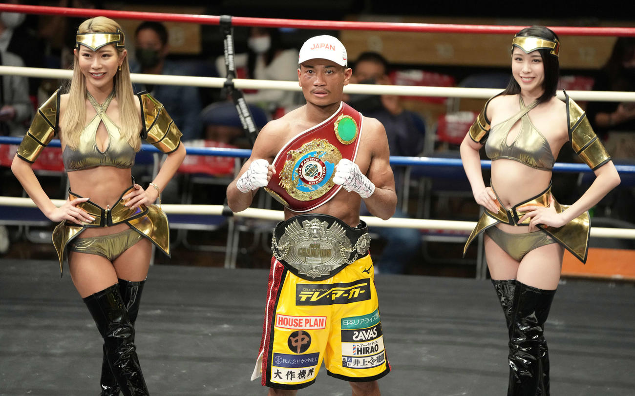 佐々木に11回TKO勝ちした平岡（中央）（撮影・鈴木みどり）
