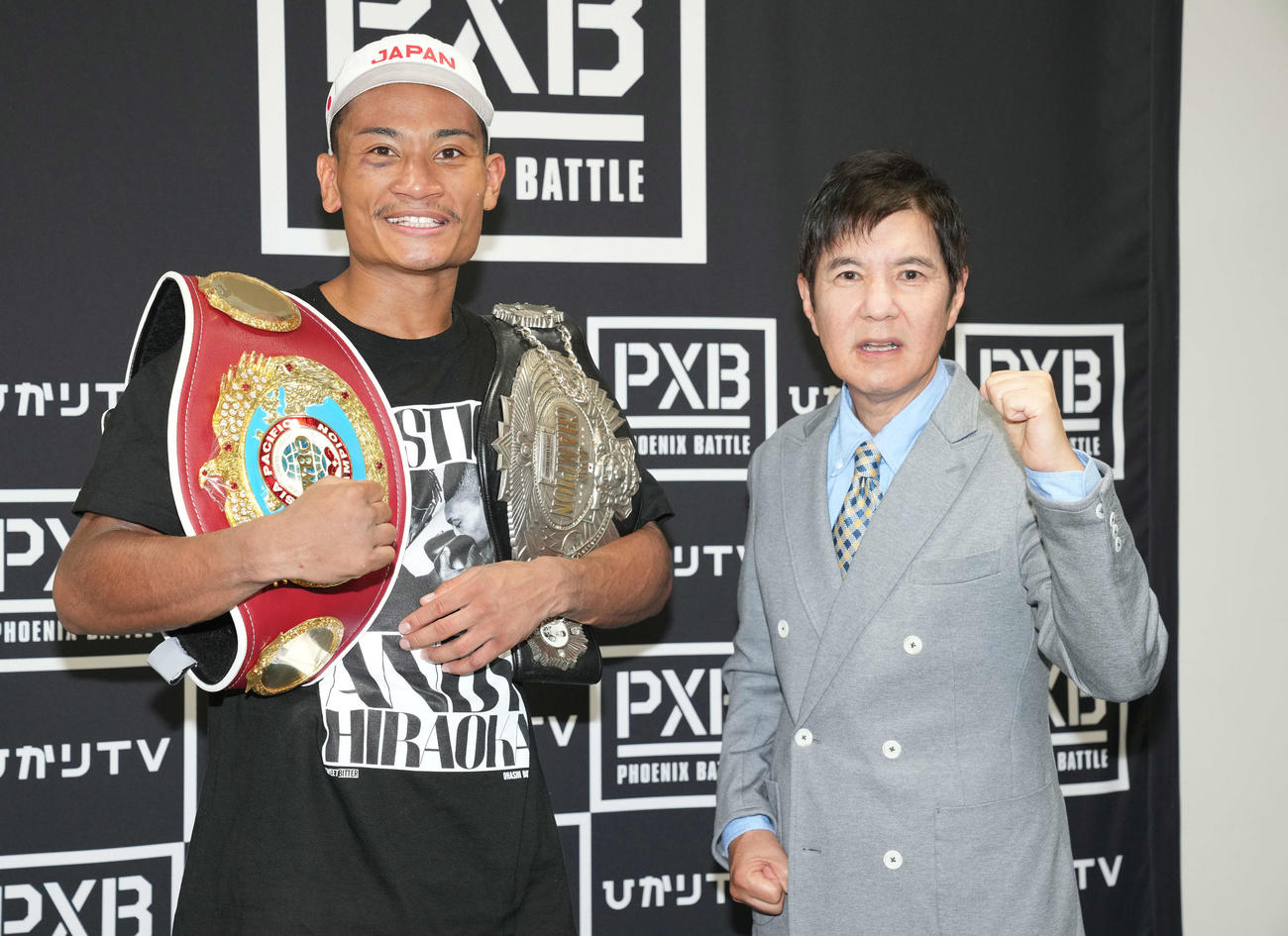 試合後、関根勤（右）と記念撮影する平岡（撮影・鈴木みどり）