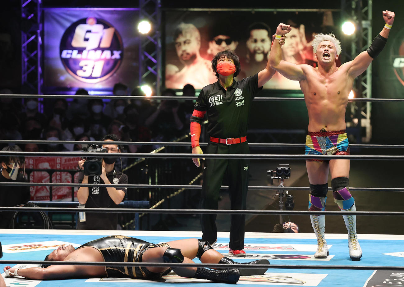 オカダ・カズチカ対ジェフ・コブ　ジェフ・コブ（左）に勝利し優勝決定戦進出を果たしたにオカダは雄たけびを上げる（撮影・垰建太）