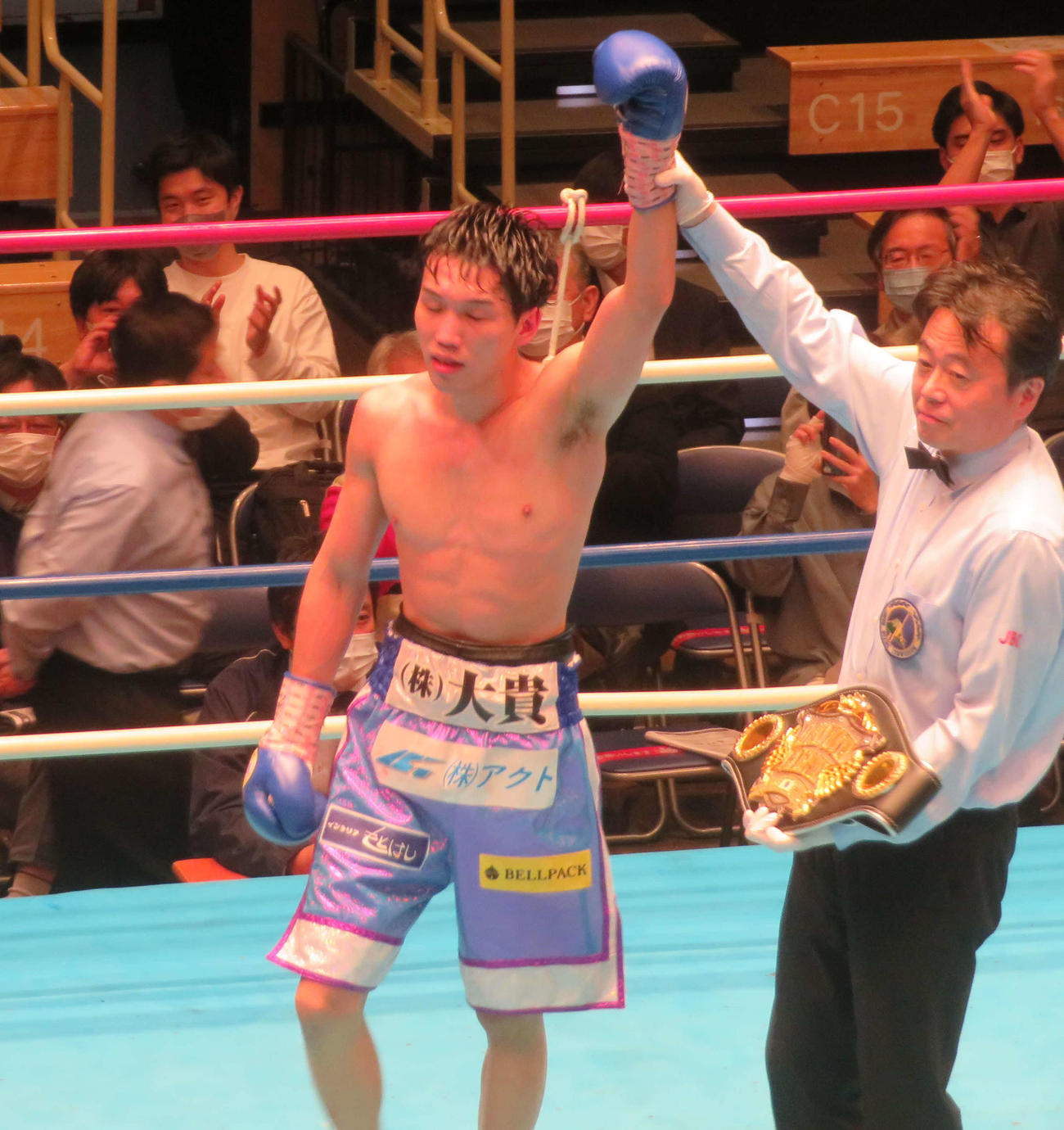 日本ユース・バンタム級王座決定戦を制し、勝ち名乗りを受ける富施郁哉（左）