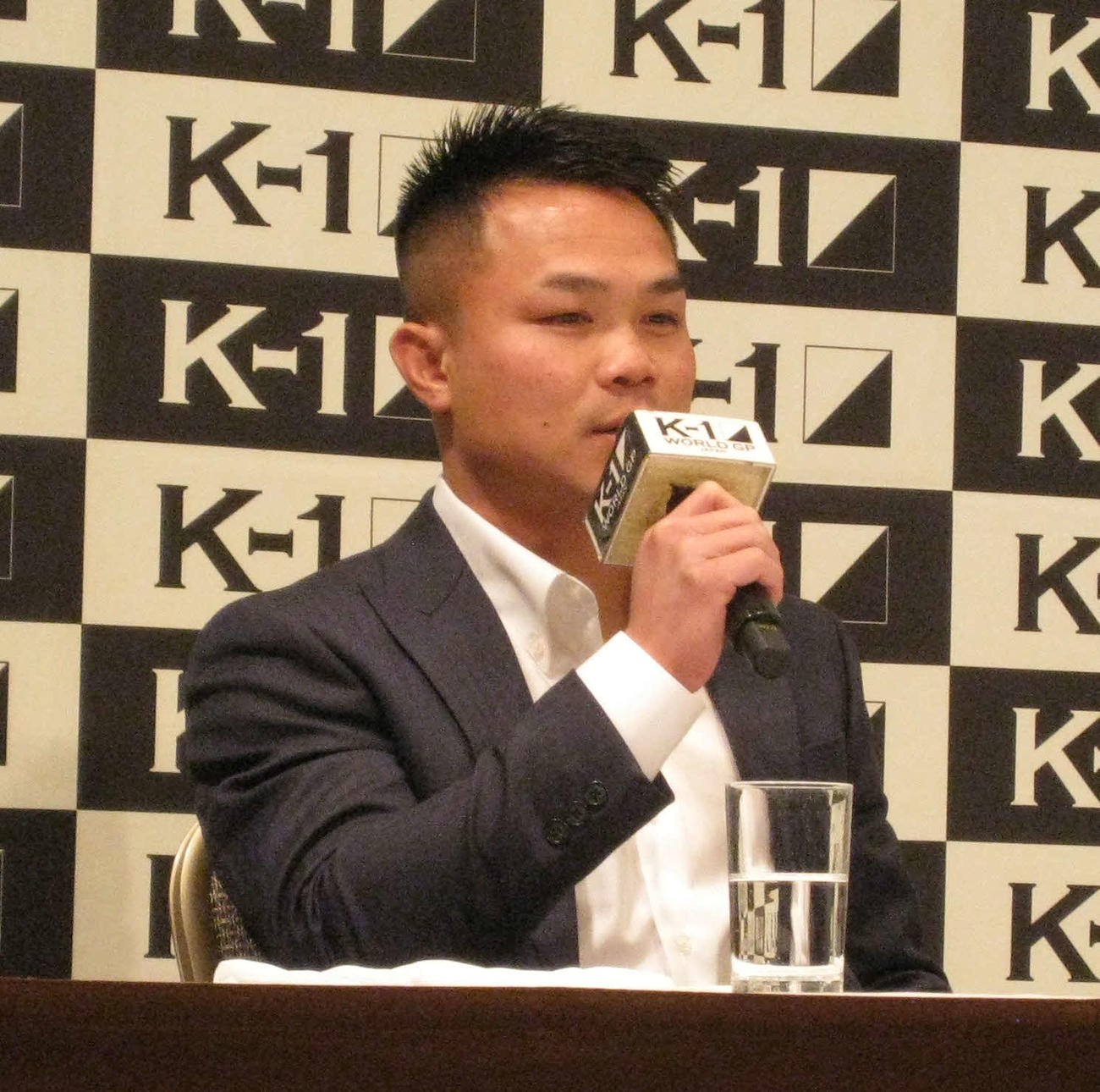 K－1ライト級の前王者として会見で余裕を見せるゴンナパー・ウィラサクレック（撮影・吉池彰）