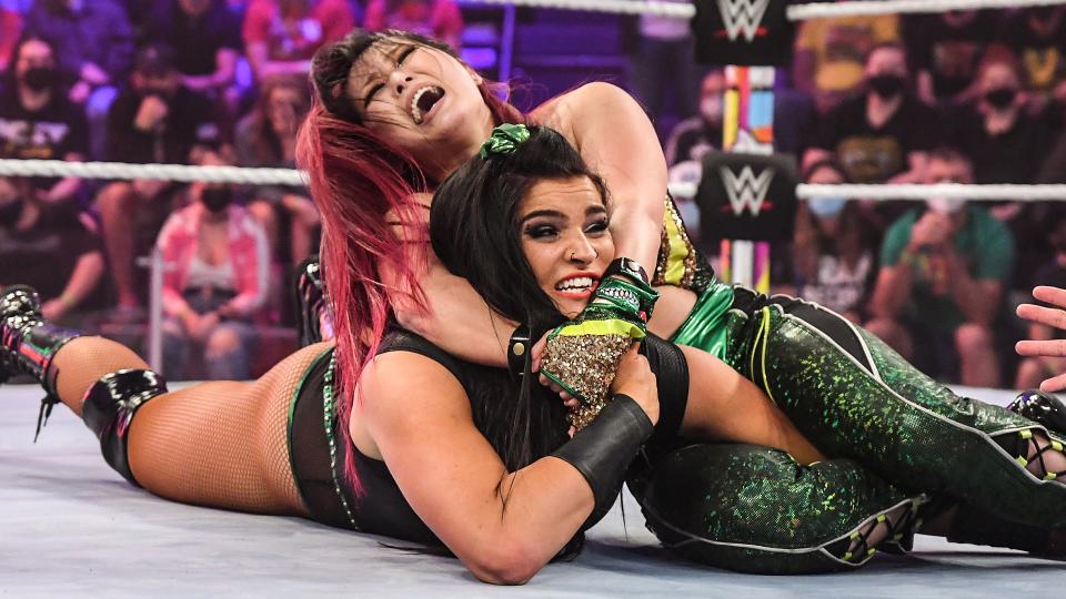 ピロッタをクロスフェースで攻め込んだ紫雷（C）2021 WWE, Inc. All Rights Reserved.