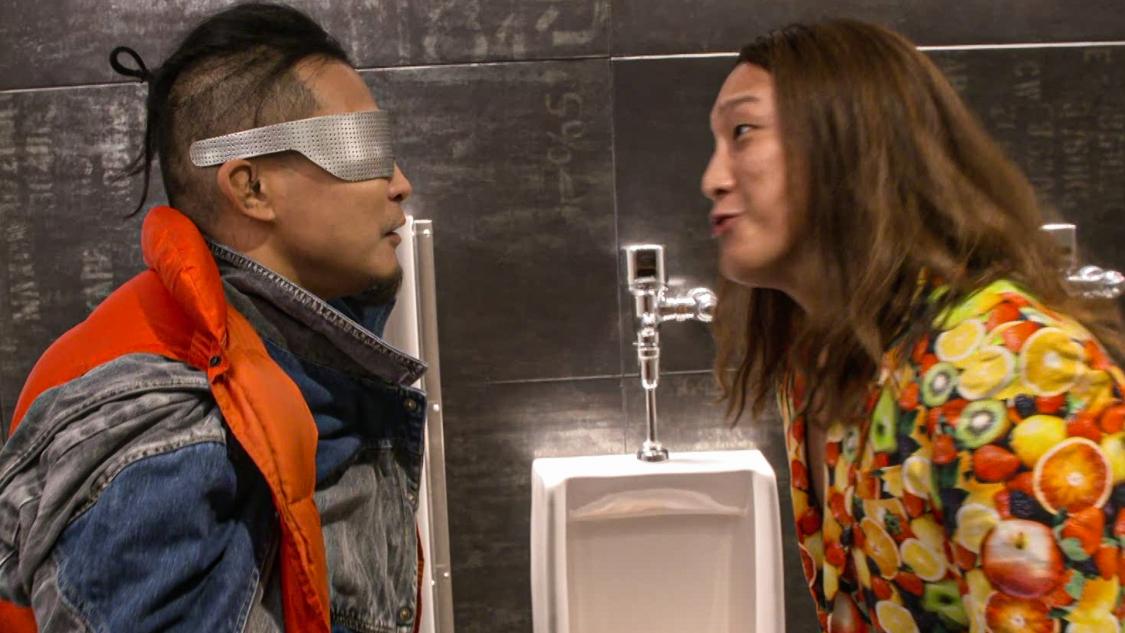 トイレでタッグ結成を誓い合ったKUSHIDA（左）とイケメン二郎（C）2021 WWE, Inc. All Rights Reserved.