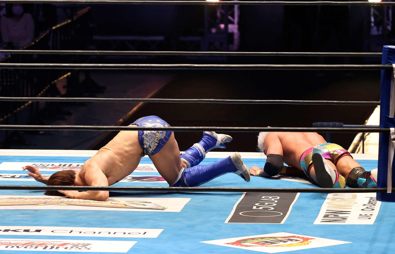 飯伏幸太対オカダ・カズチカ　オカダ（右）にフェニックス・スプラッシュを仕掛けるが避けられ負傷する飯伏（撮影・鈴木正人）
