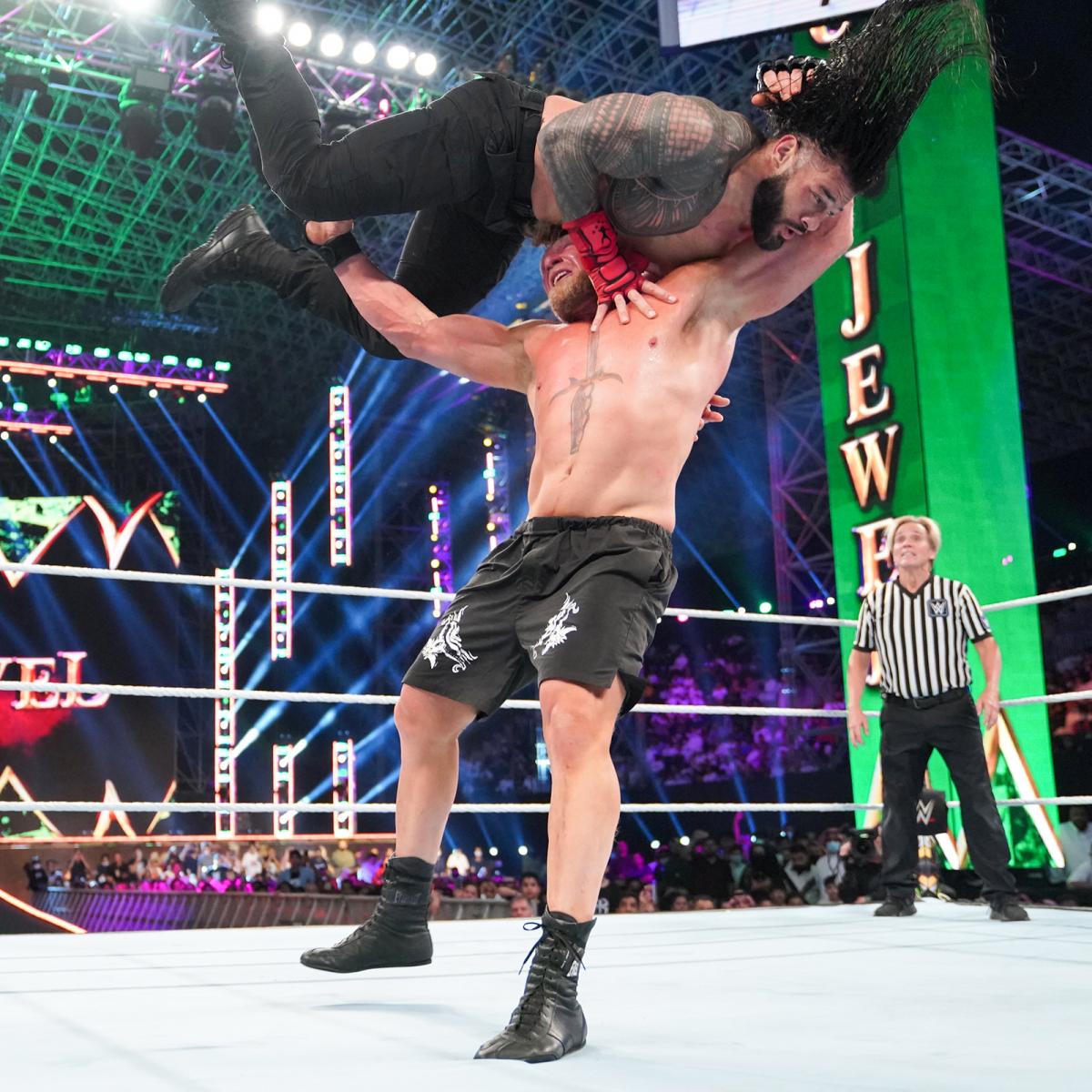 WWEユニバーサル王者レインズ（上）をF5で投げる挑戦者レスナー（Ｃ）2021 WWE, Inc. All Rights Reserved.