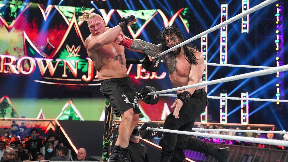 エプロンで攻防でWWEユニバーサル王者レインズ（右）に攻撃を受ける挑戦者レスナー（Ｃ）2021 WWE, Inc. All Rights Reserved.