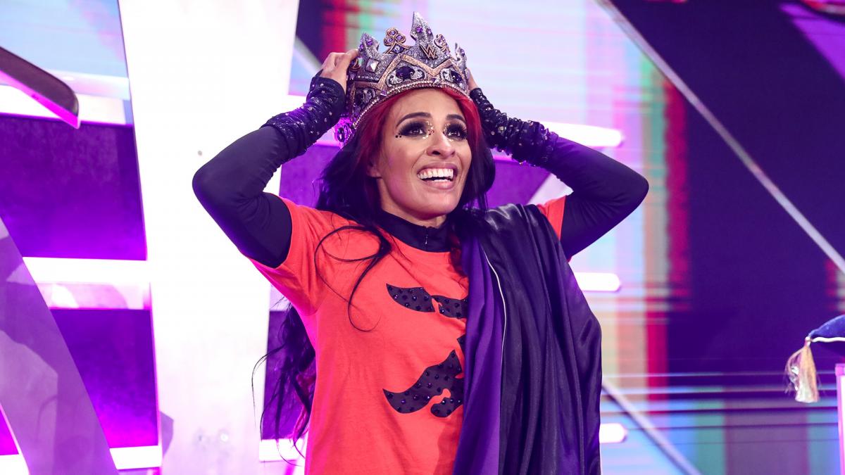 クイーンズ・クラウン決勝でドゥドロップを下し、クイーンの王冠とマントを装着したベガ（Ｃ）2021 WWE, Inc. All Rights Reserved.