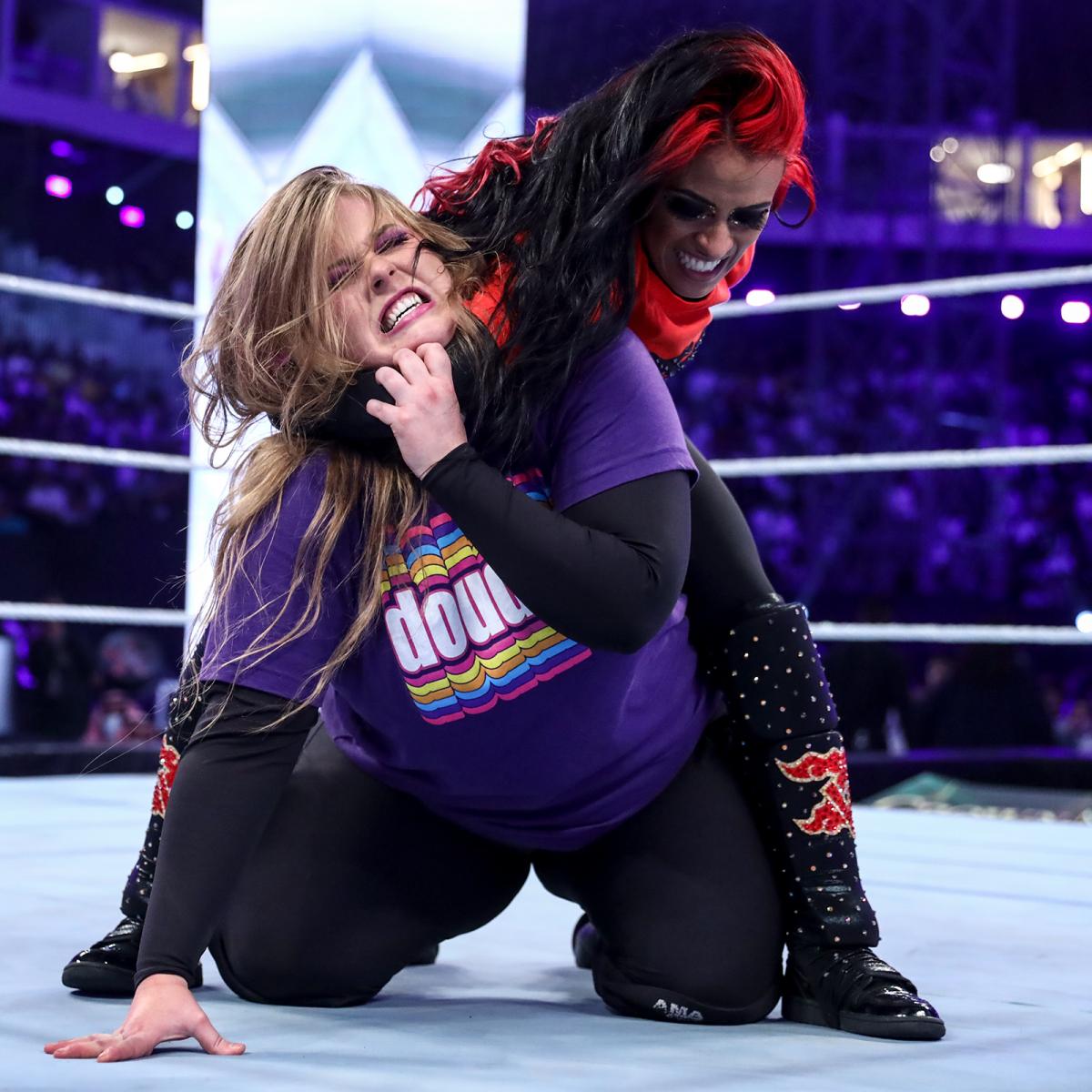 クイーンズ・クラウン決勝で、ドゥドロップ（手前）の首を絞めるベガ（Ｃ）2021 WWE, Inc. All Rights Reserved.