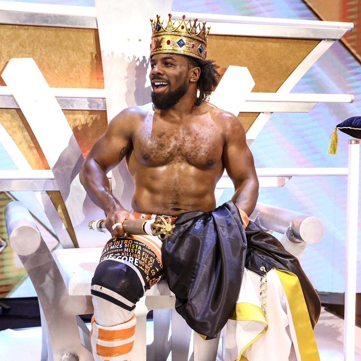 キングの王冠を装着し、玉座に座ったウッズ（Ｃ）2021 WWE, Inc. All Rights Reserved.