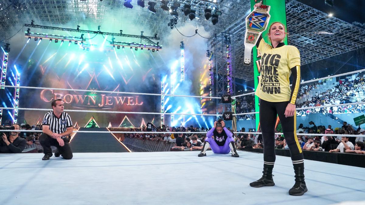 3WAY形式防衛戦を制し、スマックダウン女子王座ベルトを掲げたリンチ（右）©2021 WWE, Inc. All Rights Reserved.