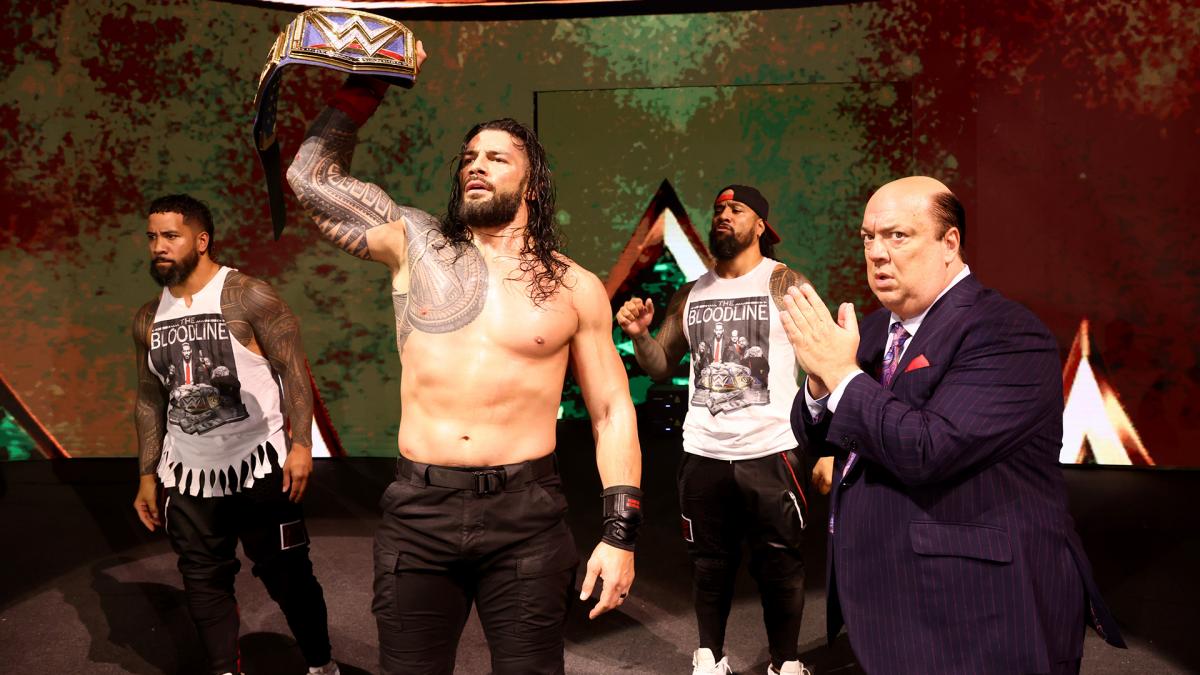 リングに倒れたレスナーに見せつけるようにWWEユニバーサル王座ベルトを掲げた王者レインズ（左から2番目）（C）WWE, Inc. All Rights Reserved.