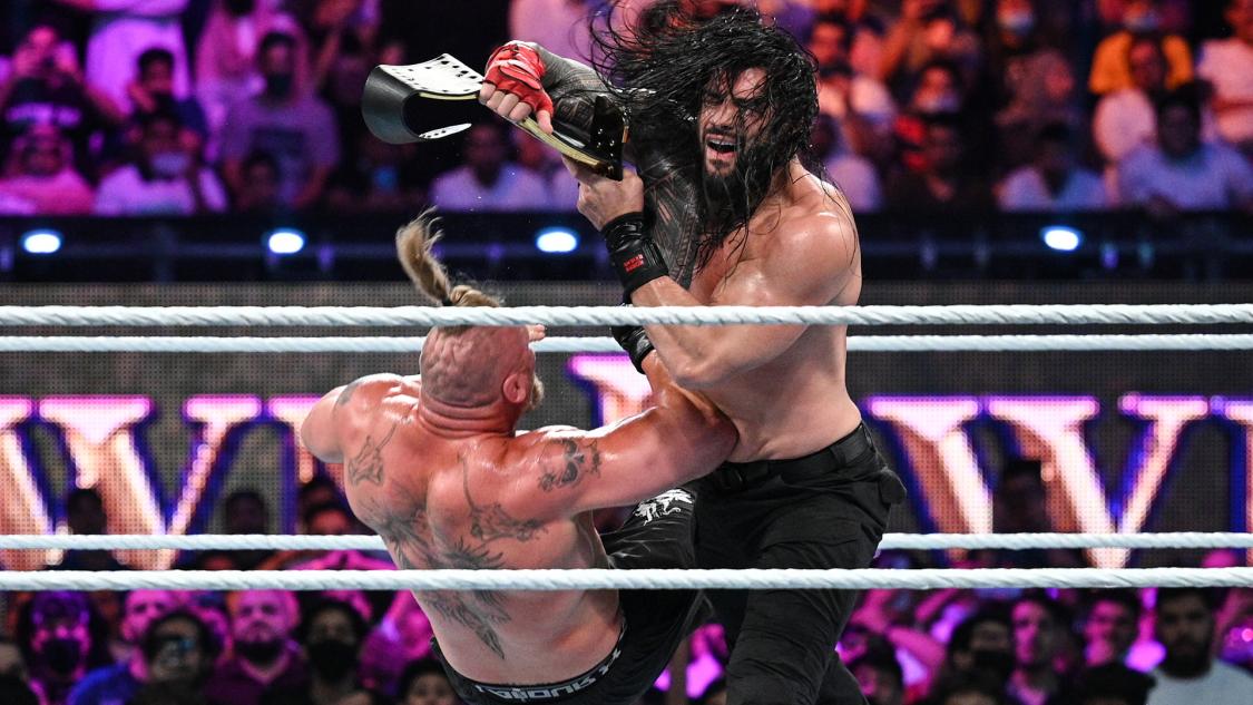 挑戦者レスナー（左）をベルトで殴打したWWEユニバーサル王者レインズ（C）2021 WWE, Inc. All Rights Reserved.