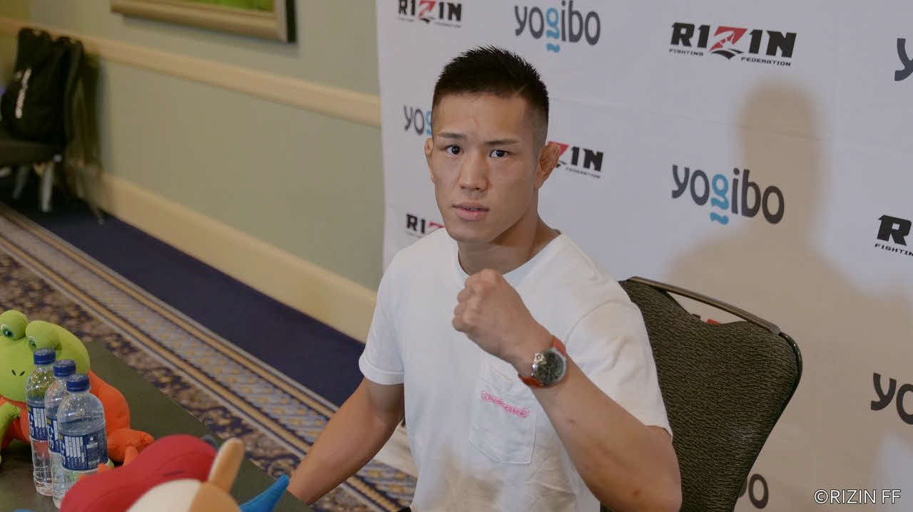 RIZIN31大会の試合前会見でポーズを取る白川（RIZIN FF提供）