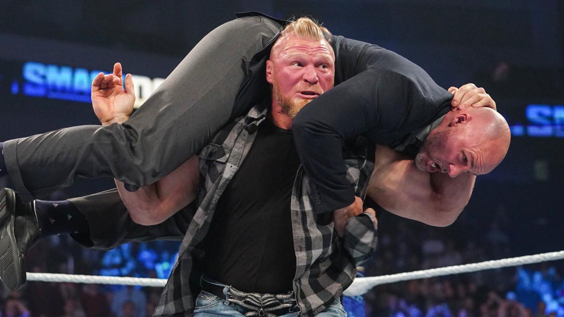 WWEオフィシャルのピアース（上）をF5で投げ飛ばしたレスナー（Ｃ）2021 WWE, Inc. All Rights Reserved.