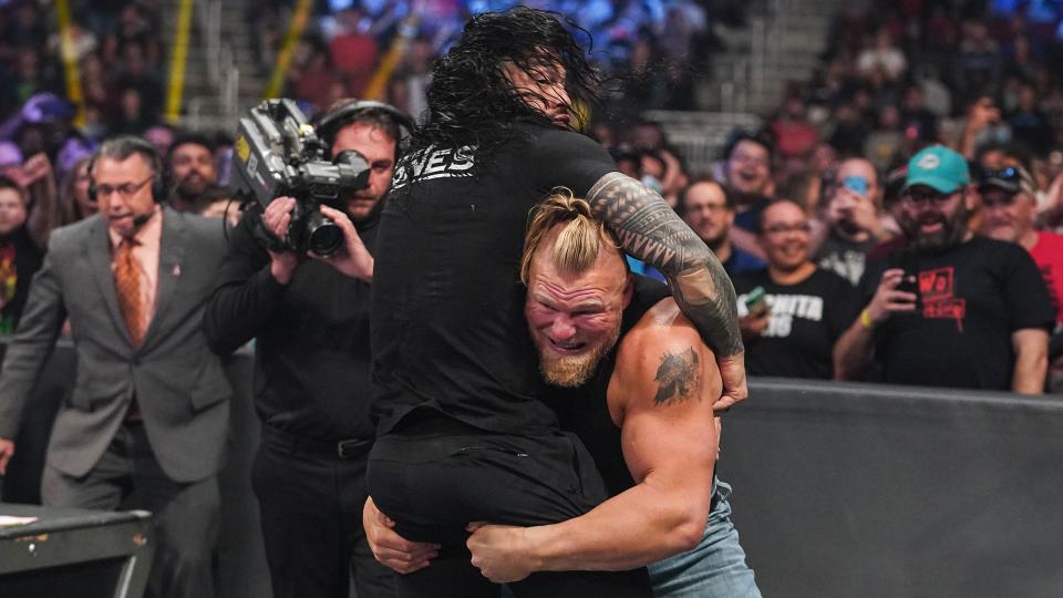 場外でWWEユニバーサル王者レインズ（左）をタックルしながらコーナーに打ちつけたレスナー（Ｃ）2021 WWE, Inc. All Rights Reserved.