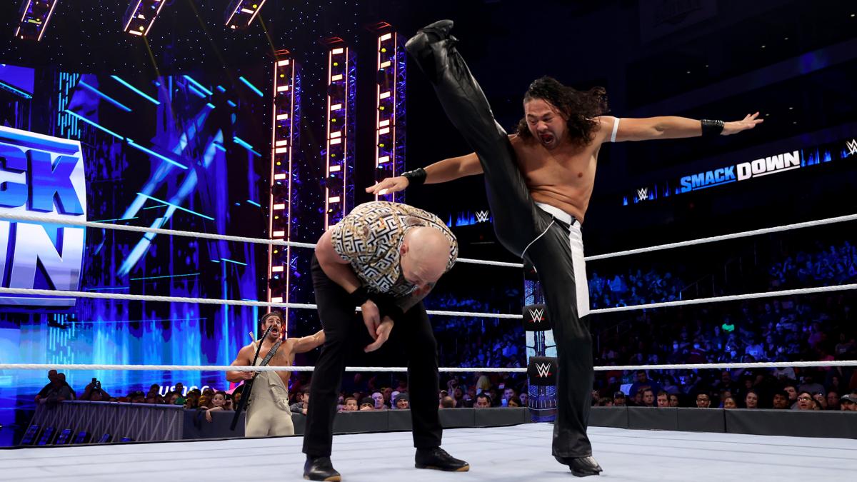 コービン（左）にかかと落としを決めるWWEインターコンチネンタル王者中邑（C）2021 WWE, Inc. All Rights Reserved.