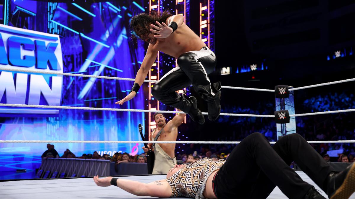 コービン（下）にニー・ドロップを打ち込んだインターコンチネンタル王者中邑（C）2021 WWE, Inc. All Rights Reserved.