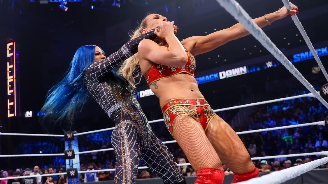 バンクス（左）に絞められるSD女子王者フレアー（C）2021 WWE, Inc. All Rights Reserved.