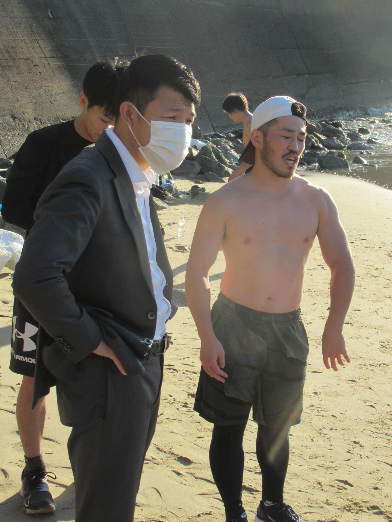 和歌山キャンプで指導する亀田興毅会長（左）と元世界王者の宮崎（撮影・実藤健一）