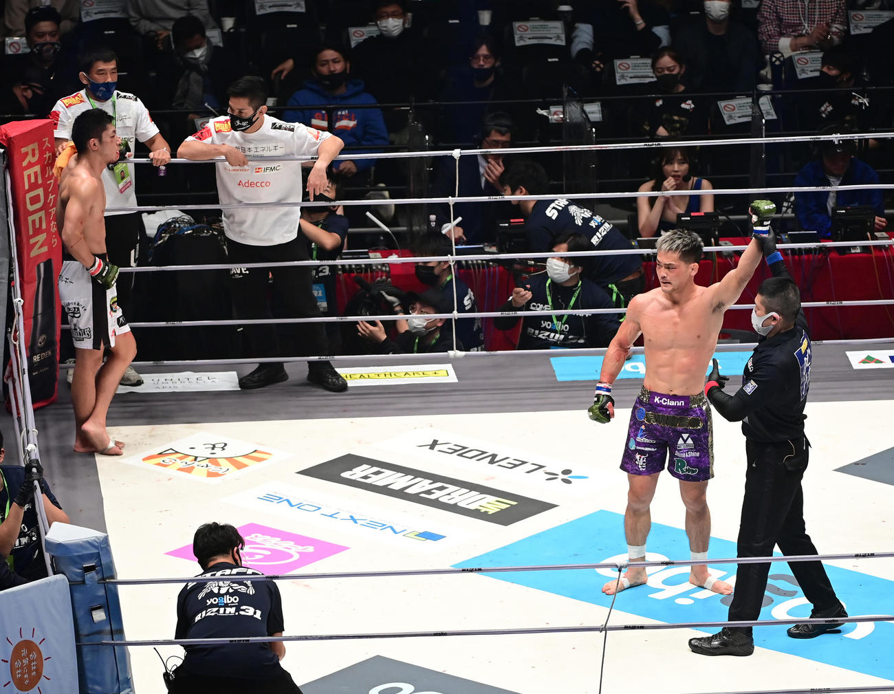 斎藤対牛久　チャンピオンベルトを腰に巻き勝ち名乗りを受ける牛久。左は斎藤（撮影・小沢裕）