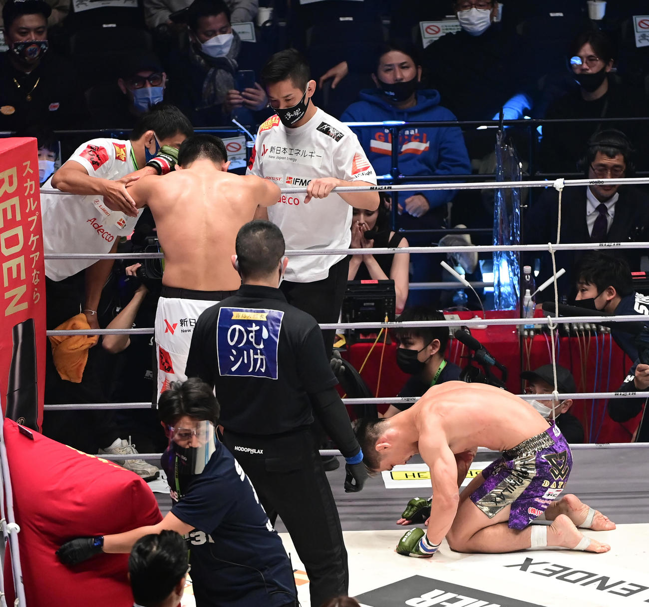 斎藤対牛久　TKO負けを喫しがっくりする斎藤（左）に土下座する牛久（撮影・小沢裕）