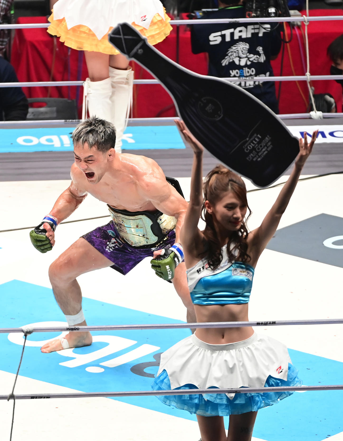 斎藤対牛久　シャンパンファイトを終え記念撮影で雄たけびを上げる牛久（撮影・小沢裕）