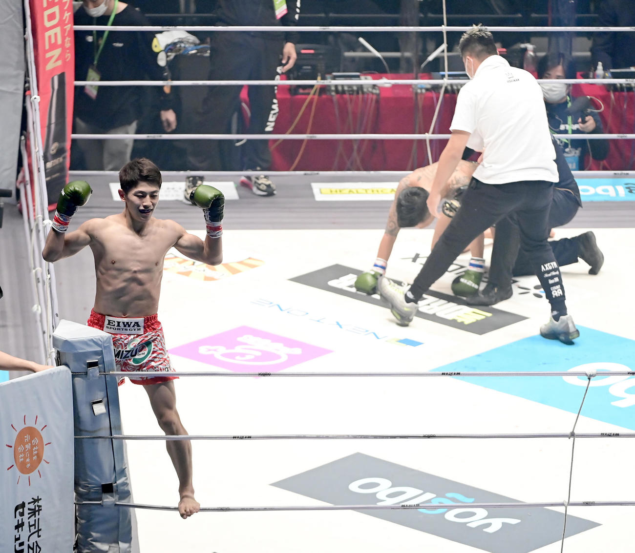 吉成対石川　1回、石川（右）にTKO勝ちを収めガッツポーズする吉成（撮影・小沢裕）