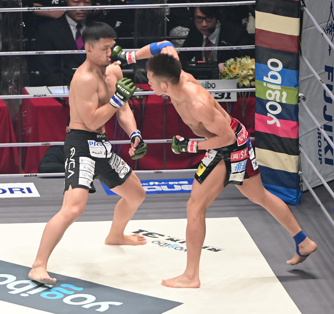 白川対山本　1回、山本（左）にパンチを浴びせる白川（撮影・小沢裕）