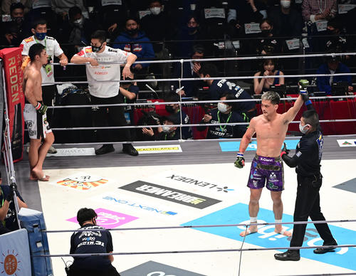 斎藤対牛久　チャンピオンベルトを腰に巻き勝ち名乗りを受ける牛久。左は斎藤（撮影・小沢裕）