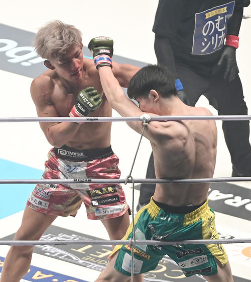 伊藤対橋本　1回、流血しながら橋本（右）をロープ際へ追い込みパンチを放つ伊藤（撮影・小沢裕）