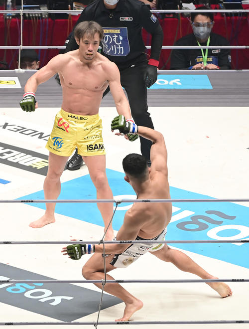 金原対芦田　2回、芦田（右）からダウンを奪いTKO勝ちを収めた金原（撮影・小沢裕）