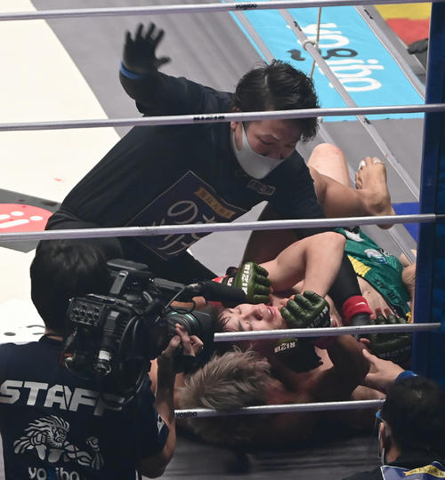 伊藤対橋本　2回、橋本（上）にTKO勝ちを収めた伊藤（撮影・小沢裕）