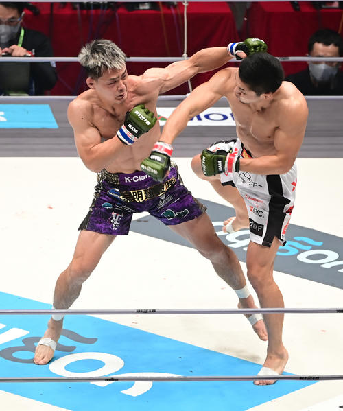 斎藤対牛久　2回、互いにパンチを繰り出す牛久（左）と斎藤（撮影・小沢裕）