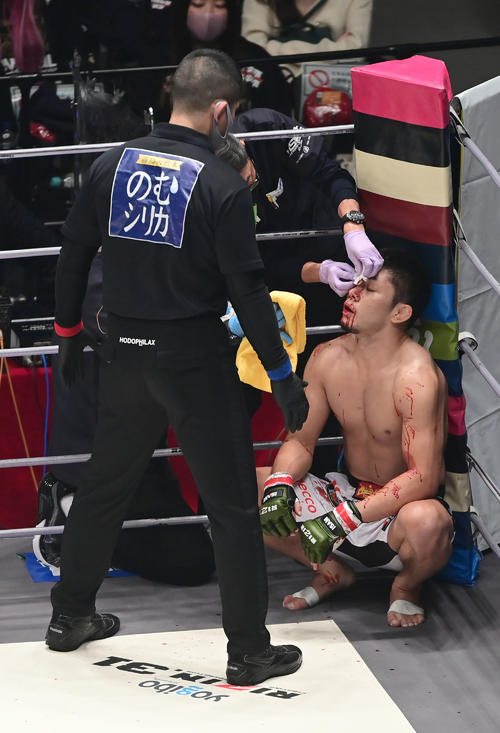 斎藤対牛久　2回、顔面から出血した斎藤はコーナーでドクターの治療を受ける（撮影・小沢裕）