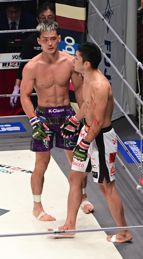 斎藤対牛久　TKO負けを喫しぼうぜんとする斎藤。左は牛久（撮影・小沢裕）