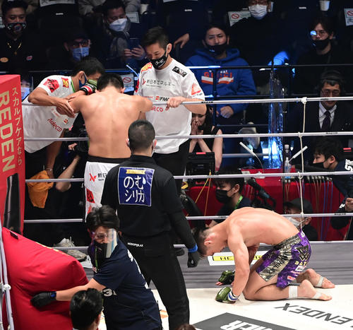 斎藤対牛久　TKO負けを喫しがっくりする斎藤（左）に土下座する牛久（撮影・小沢裕）