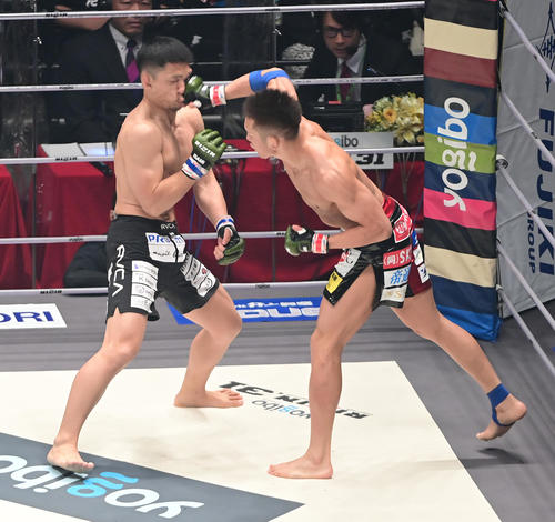 白川対山本　1回、山本（左）にパンチを浴びせる白川（撮影・小沢裕）